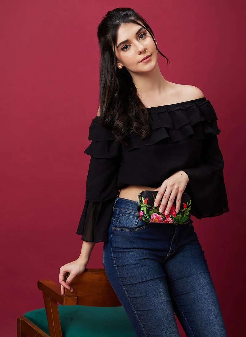 جلو باص بلوزة نسائية قصيرة سوداء بأكتاف مكشوفة وأكمام واسعة من جلوبس